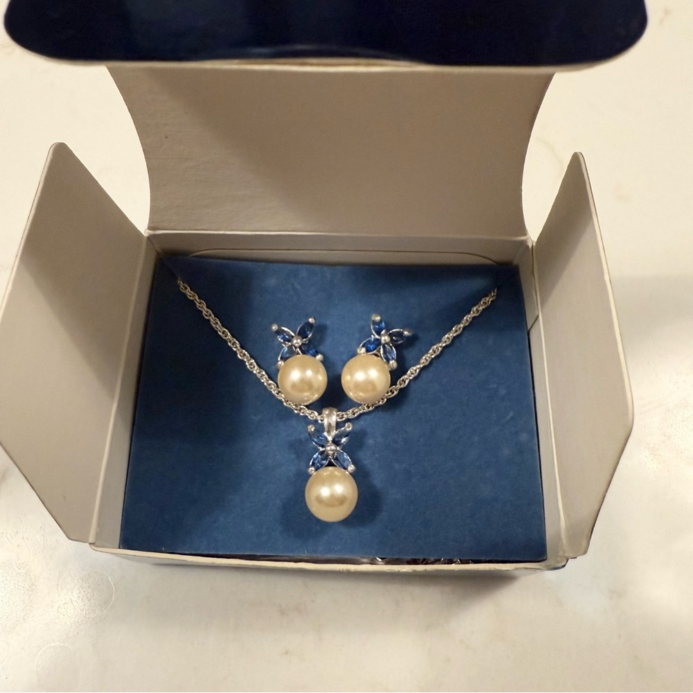 Avon Sapphire Rhinestone Accented Pearlesque Necklace and Earring Giftset